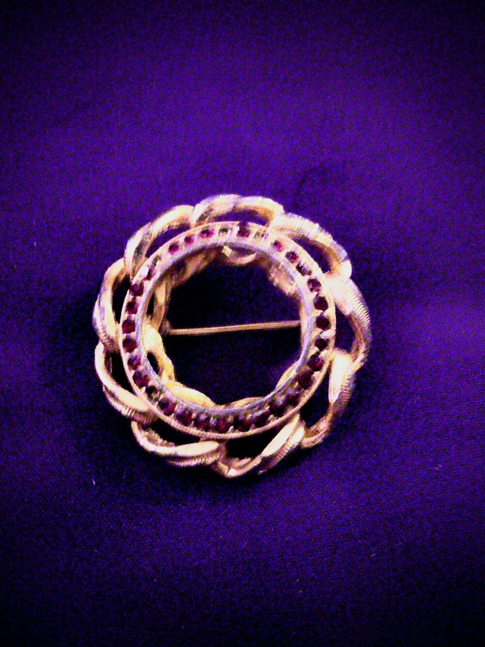BREATHTAKING VINTAGE BROOCH GOLDEN WREATH WITH RED STONES